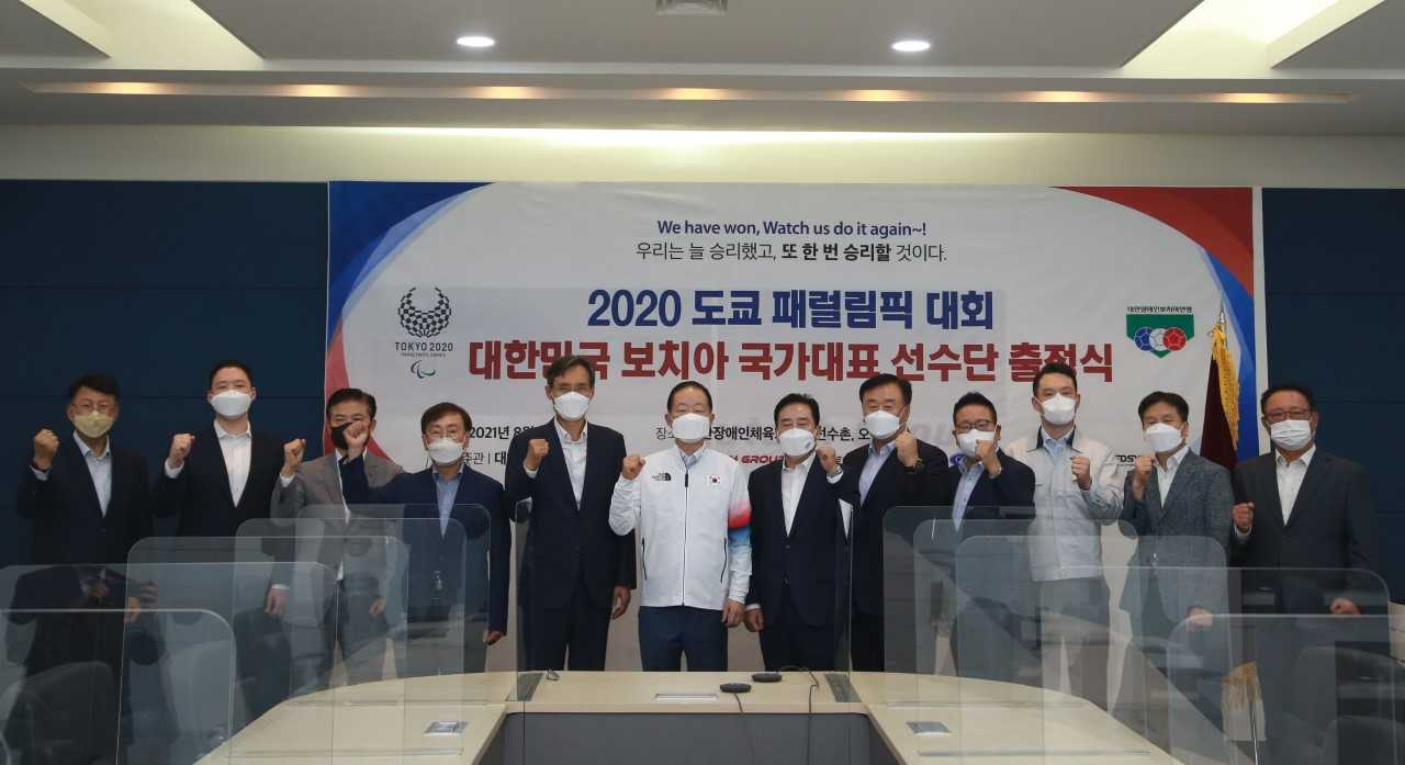 강성희 오텍그룹 회장(가운데)이 17일 이천선수촌과 오텍그룹 회의실에서 온라인으로 진행된 2020 도쿄 패럴림픽 대회 보치아 국가대표 선수단 출정식에서 선수단에 격려의 메시지를 전했다.[오텍그룹 제공]