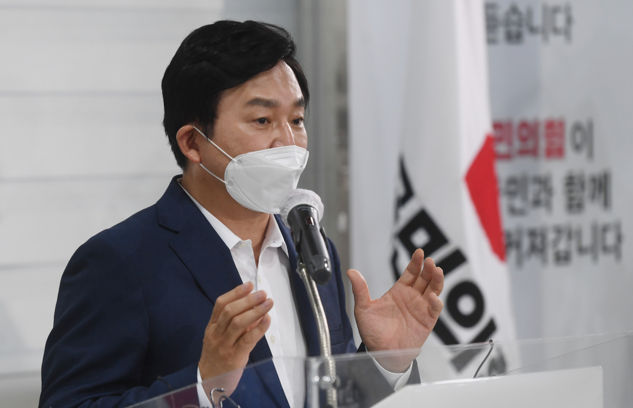 국민의힘 대권주자인 원희룡 전 제주지사가 18일 서울 여의도 중앙당사에서 이준석 대표와 대권주자인 윤석열 전 검찰총장과 관련한 발언에 대해 “오늘 오후 6시까지 자신과 통화한 녹음 파일 전체를 공개하라”고 요구하고 있다. 이상섭 기자