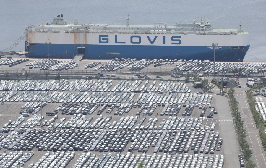 A Hyundai Motor quay in Ulsan, 410 kilometers southeast of Seoul, is packed with cars for export, in this file photo taken July 22, 2021. (Yonhap)