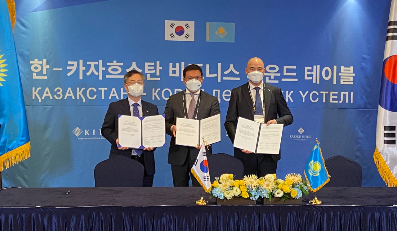 지난 17일 서울 소공동 롯데호텔에서 권형택 HUG 사장(왼쪽부터), 바이테렉 회장, 카자흐스탄주택공사(KHC) 사장이 업무협약(MOU) 체결식 후 기념촬영을 하는 모습. [HUG 제공]