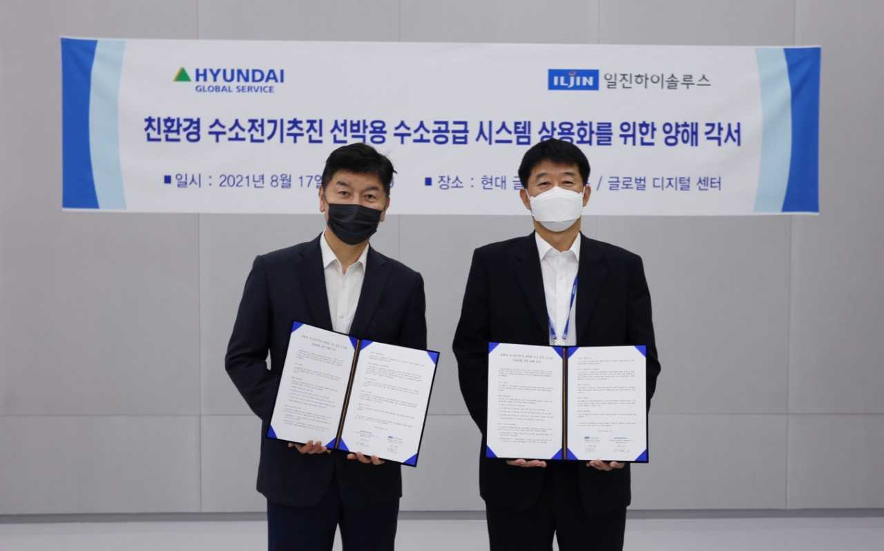 안홍상 일진하이솔루스 대표(왼쪽)와 박후식 현대글로벌서비스 디지털제어사업부문장이 수소전기추진 선박 개발에 관한 업무협약을 체결하고 기념사진을 찍고 있다.[일진하이솔루스 제공]