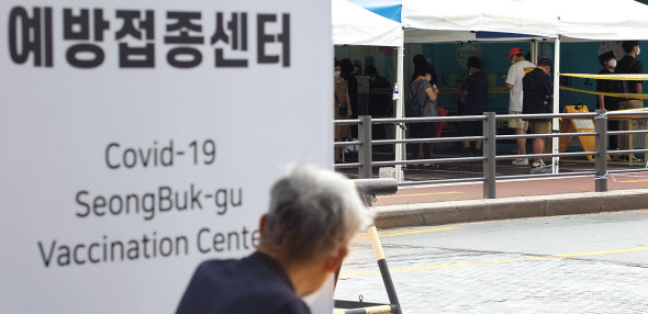 18일 국내 신종 코로나바이러스 감염증(코로나19) 신규 확진자 수가 다시 1800명대 초반까지 치솟았다. 신규 확진자는 지난달 7일(1212명)부터 43일 연속 네 자릿수를 이어갔다. 중앙방역대책본부(방대본)는 이날 0시 기준 신규 확진자가 1,805명 늘어 누적 22만8657명이라고 밝혔다. 18일 오전 서울역 앞에 마련된 중구 임시선별검사소 앞에서 시민들이 검사를 받기 위해 줄지어 서있다. [연합]