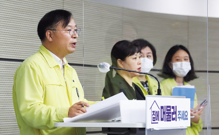 강도태 중앙재난안전대책본부 제1총괄조정관(보건복지부 2차관)이 17일 오전 세종시 정부세종청사에서 열린 신종 코로나바이러스 감염증(코로나19) 대응 중앙재난안전대책본부 정례브리핑을 통해 백신 공급 차질 문제를 해결하기 위해 방문했던 미국 모더나사와의 논의 결과 발표를 마친 뒤 취재진의 질문에 답변하고 있다. [연합]