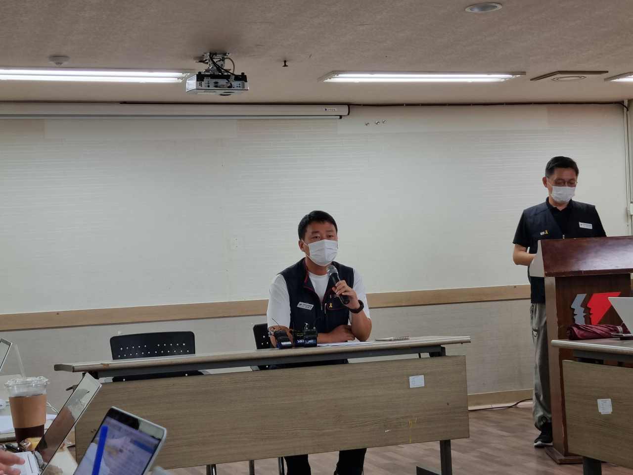 양경수 민주노총 위원장이 18일 오전 서울 중구 민주노총 회의실에서 기자간담회를 열고 경찰 수사 등에 대한 입장을 밝히고 있다. 김영철 기자