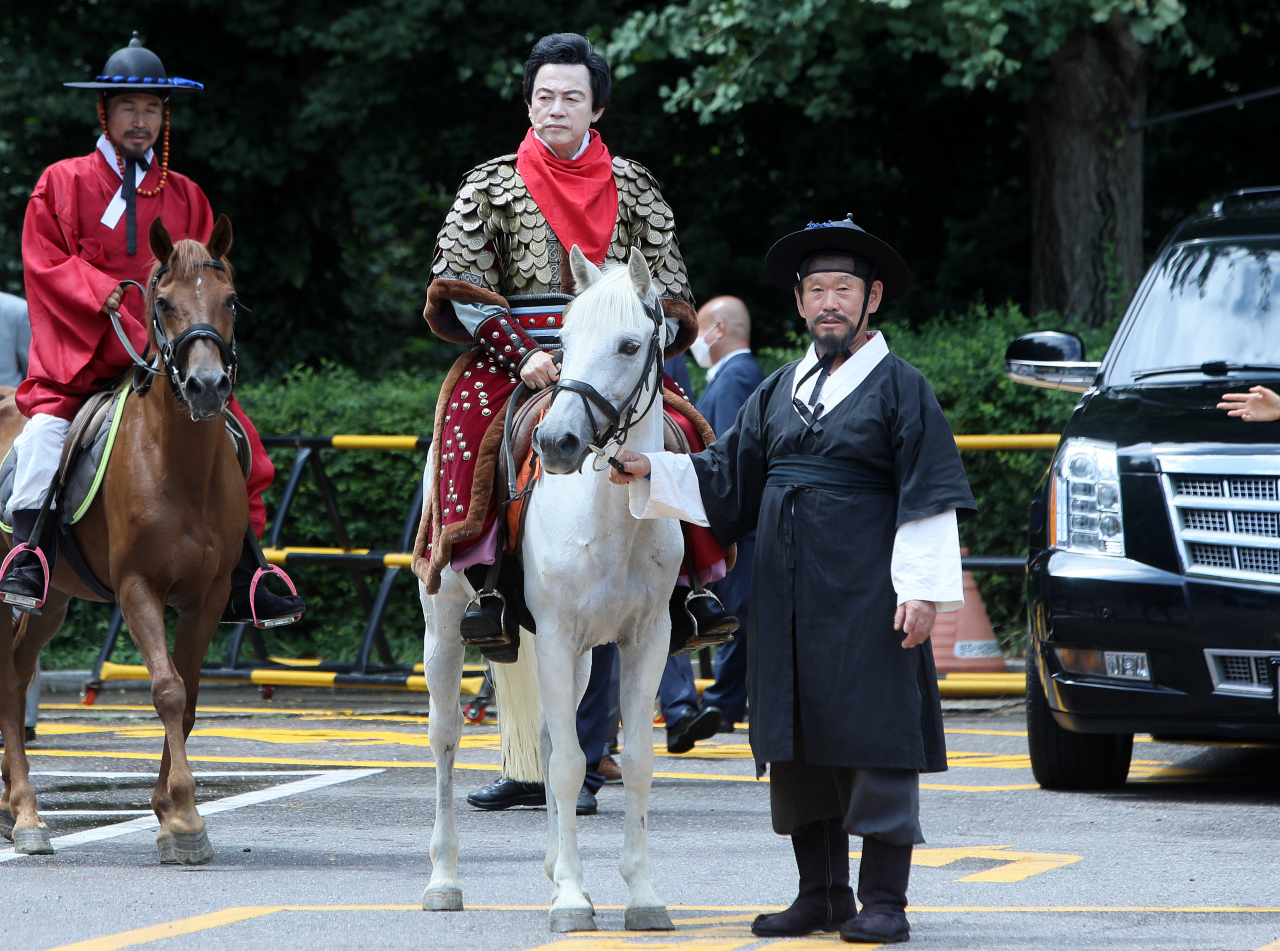 허경영 국가혁명당 명예대표가 18일 경기도 고양시 행주산성 대첩문 앞에서 백마를 타고 대선 출정식 행사장으로 이동하고 있다. [연합]