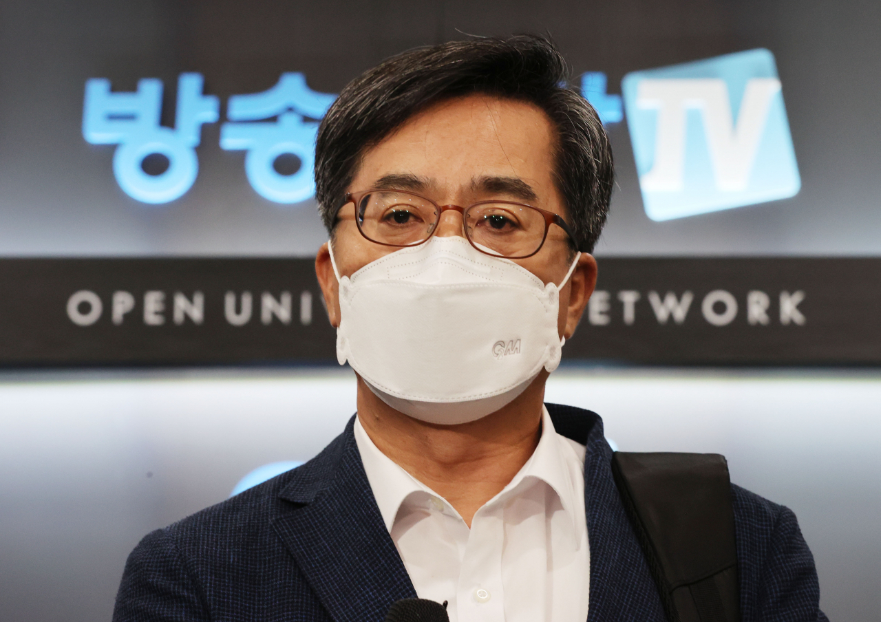 잠재적 대권주자로 거론되는 김동연 전 경제부총리가 18일 오후 서울 종로구 한국방송통신대학교에서 고별 강연을 마친 뒤 취재진 질문에 답하고 있다. [연합]