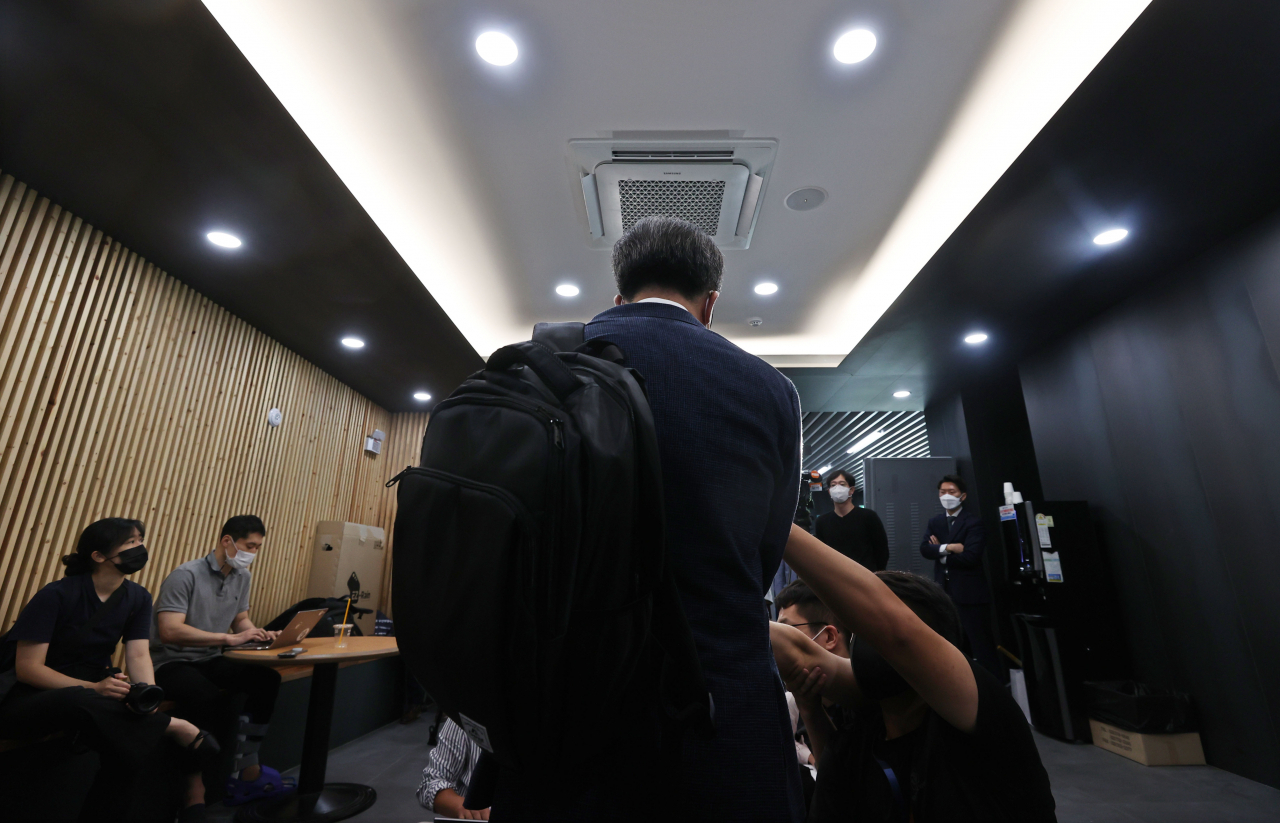 잠재적 대권주자로 거론되는 김동연 전 경제부총리가 18일 오후 서울 종로구 한국방송통신대학교에서 고별 강연을 마친 뒤 취재진 질문에 답하고 있다. [연합]
