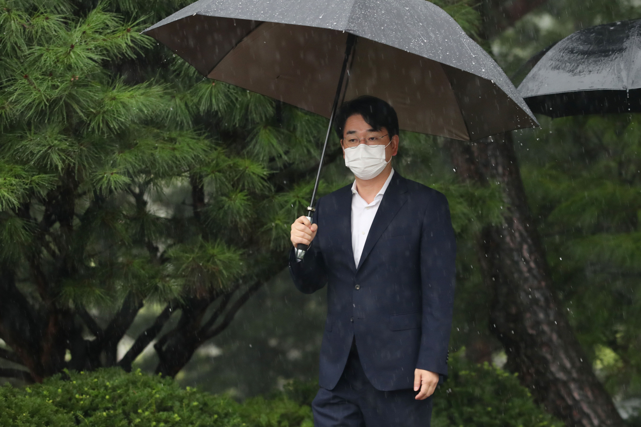 더불어민주당 대권주자인 박용진 의원이 김대중 전 대통령 서거 12주기인 18일 서울 동작구 국립서울현충원 김 전 대통령 묘역에 도착하고 있다. [연합]