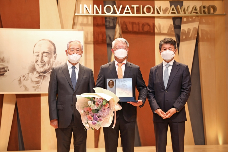 이상엽 한국과학기술원(KAIST) 교수가 제15회 포니정 혁신상을 수상했다. (오른쪽부터) 정몽규 HDC그룹 회장과 이상엽 교수, 김철수 포니정재단 이사장이 18일 서울 강남구 삼성동 아이파크타워 포니정홀에서 상패 전달식을 마친 뒤 기념촬영을 하고 있다. [HDC현대산업개발 제공]