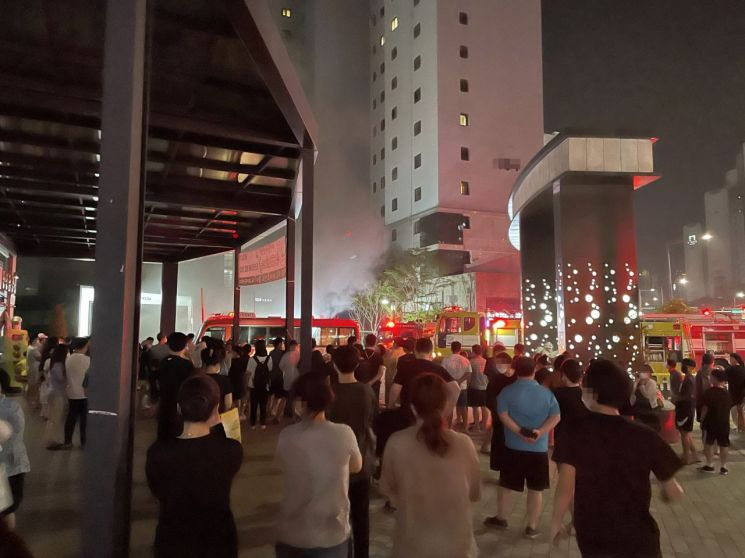 지난 11일 충남 천안시 불당동 한 아파트 지하 주차장에서 불이 나 주민 수십여 명이 아파트 밖으로 대피해있다. [연합]