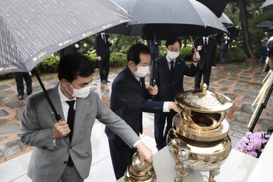 18일 김대중 전 대통령 묘역 참배하는 민주당 정세균 후보