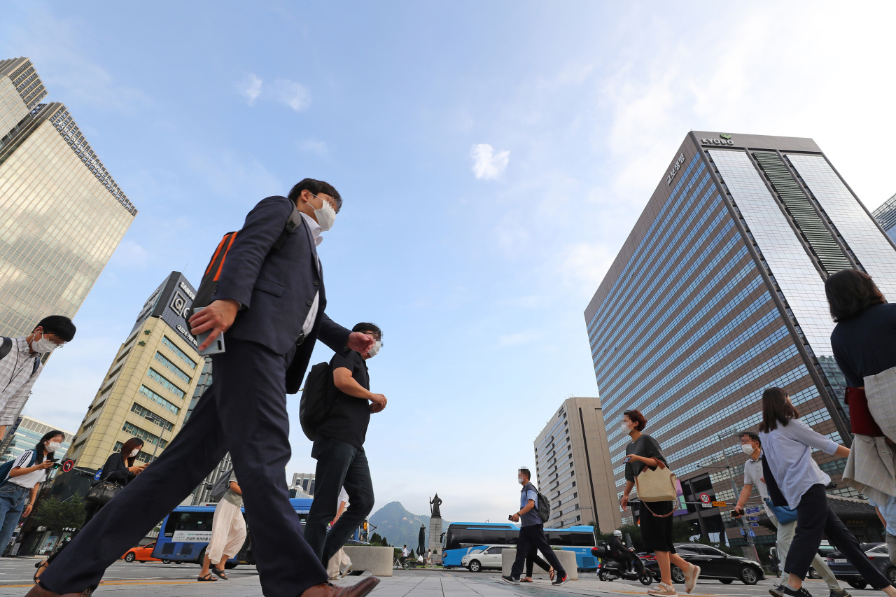 Pedestrians cross a road in Gwanghwamun Square (Yonhap)