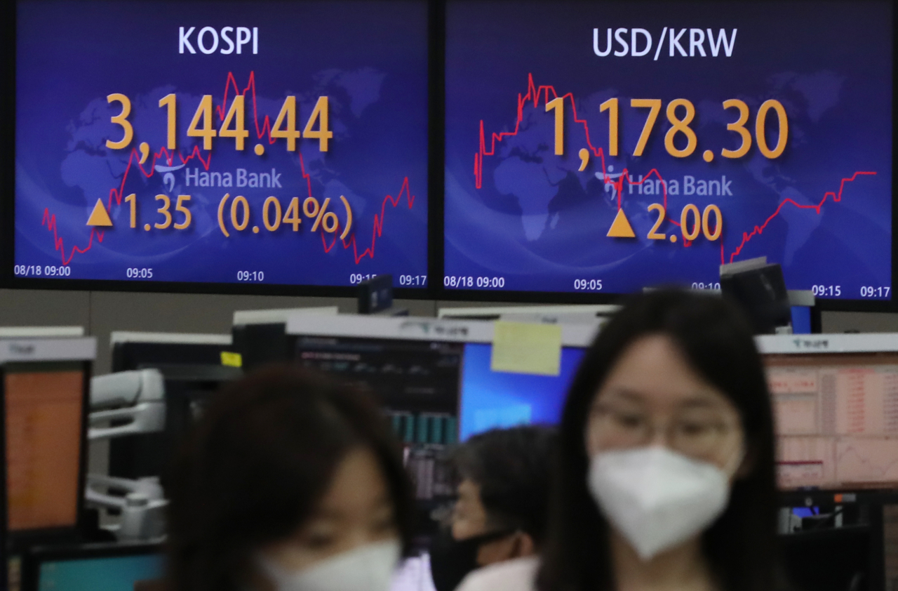 18일 오전 서울 중구 하나은행 본점 딜링룸 모니터에 원/달러 환율과 코스피, 코스닥 지수가 표시되고 있다. 이날 서울 외환시장에서 원/달러 환율은 1.9원 오른 1,178.2원에 개장했다. 전날 원/달러 환율은 1,176원대로 마감하며 11개월 만의 최고치를 기록했다. 연합뉴스