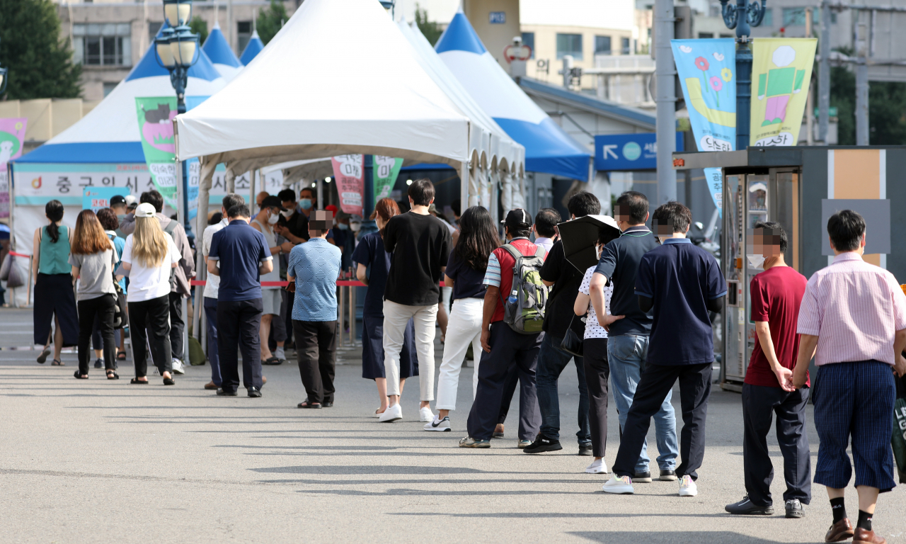 연휴가 끝난 지난 17일 오전 서울역 코로나19 선별검사소에서 시민들이 검사 순서를 기다리고 있다. [연합]