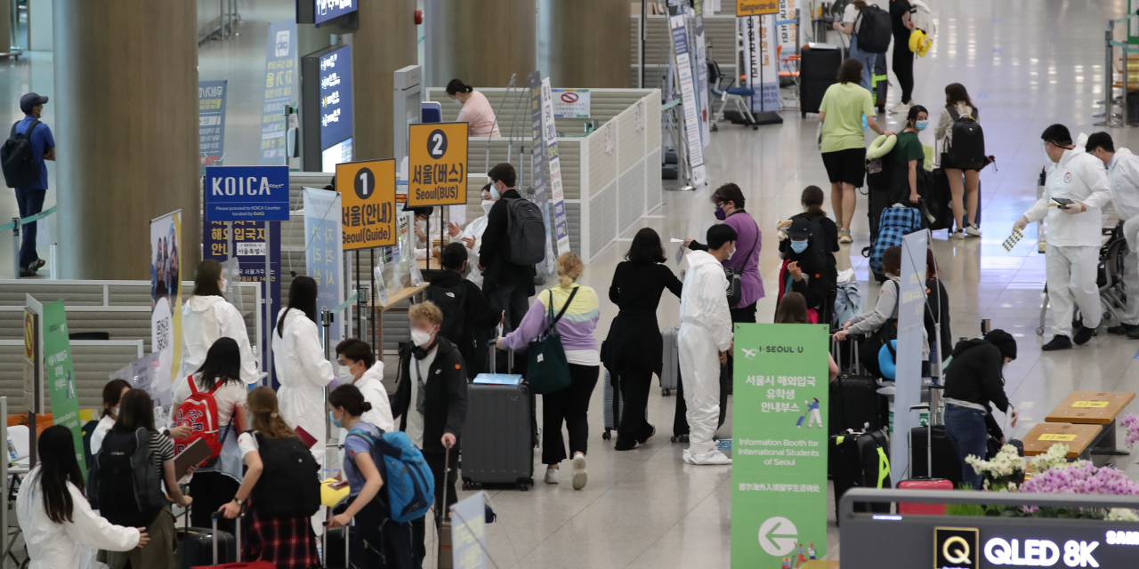 코로나19 신규 확진자 수가 처음으로 2000명을 넘어선 지난 11일 영종도 인천국제공항 제1여객터미널 입국장이 해외 입국자들로 붐비고 있다. [연합]