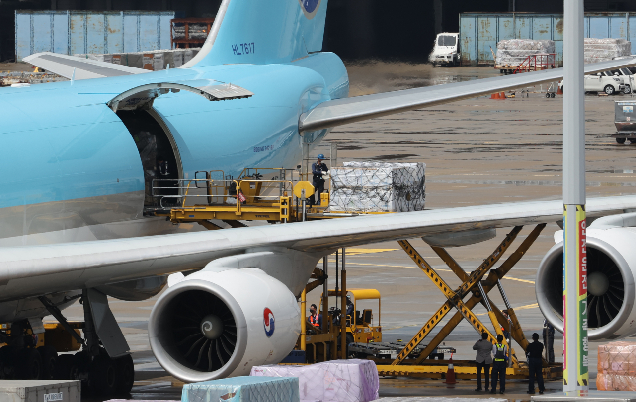 18일 인천국제공항 화물터미널에서 관계자들이 우리 정부가 글로벌 제약사 화이자와 직접 계약한 코로나19 백신 160만1000회분을 옮기고 있다. [연합]