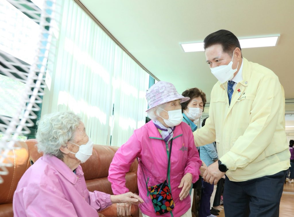 최대호 안양시장이 경로당을 방문했다.[안양시 제공]