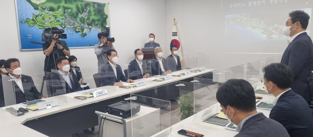 황희 문화체육관광부 장관은 18일 지역 관광개발사업을 현장점검하고 지자체 의견을 청취하기 위해 오시아노 관광단지를 찾았다.