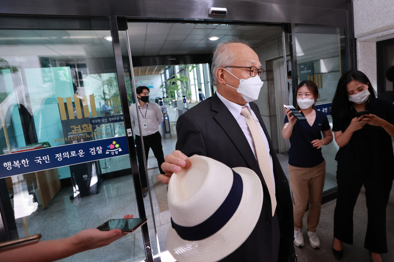 양창수 수사심의위원장이 18일 서울 서초구 대검찰청에 도착해 취재진의 질문에 답하고 있다. [연합]