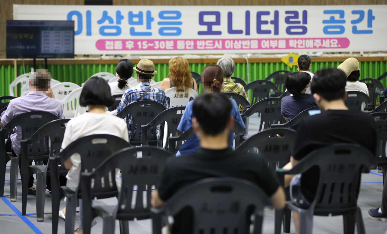 17일 오전 서울 동작구 예방접종센터가 설치된 사당종합체육관에서 백신 접종을 마친 시민들이 이상 반응 확인을 위해 대기하고 있다. 연합뉴스