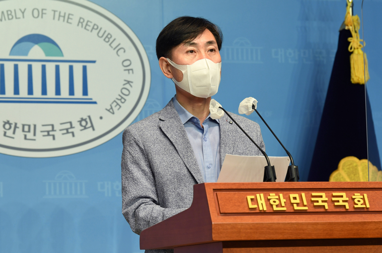 국민의힘 대선 예비후보인 하태경 의원이 19일 국회 소통관에서 1인 가구 차별 개선, 아이 키우며 일 하기 좋은 나라 등 인구정책 방향 전환 공약을 발표하고 있다. [연합]
