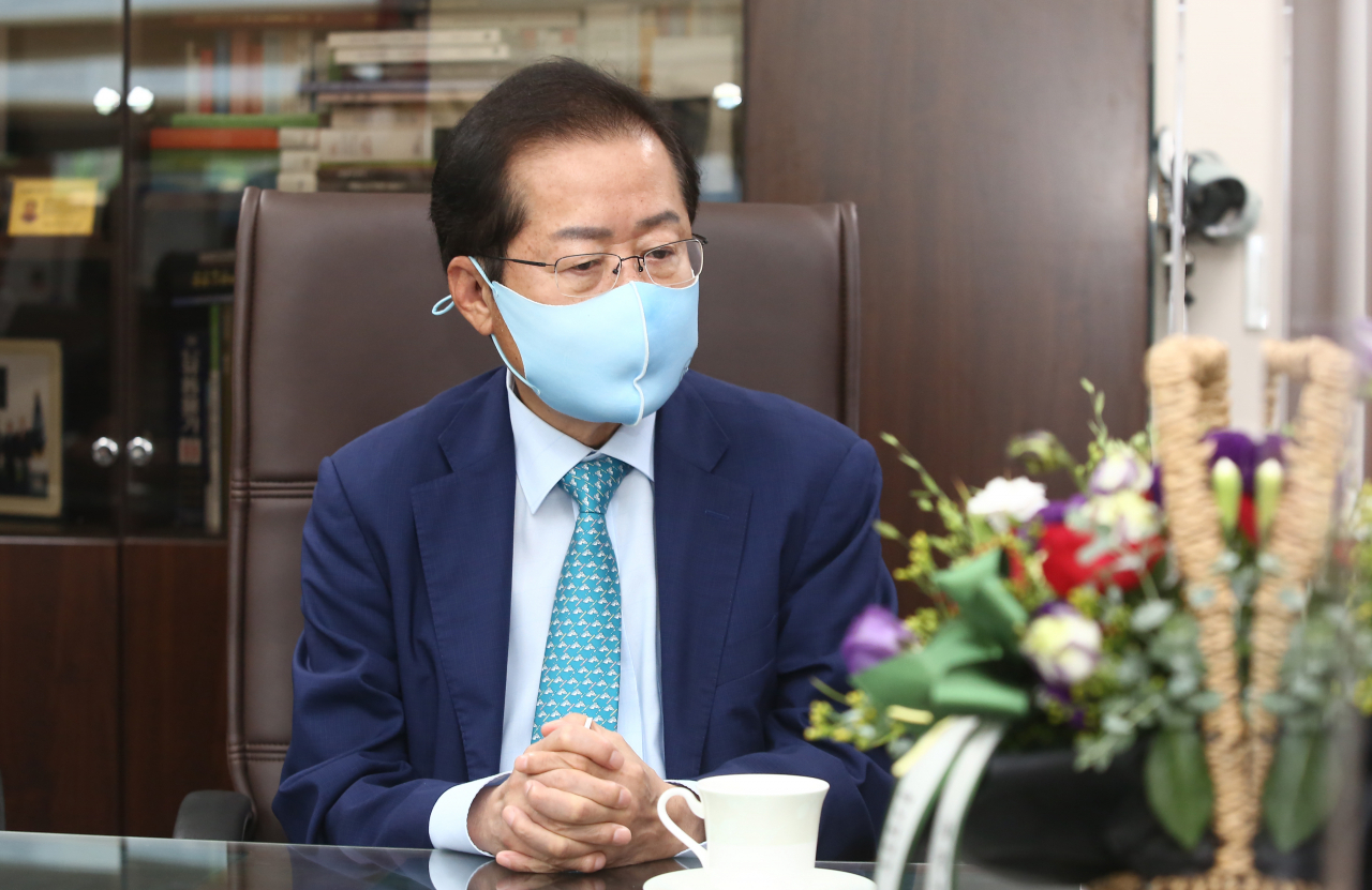 국민의힘 대권주자인 홍준표 의원이 18일 서울 용산구 대한노인회 중앙회를 방문해 발언하고 있다. [연합]