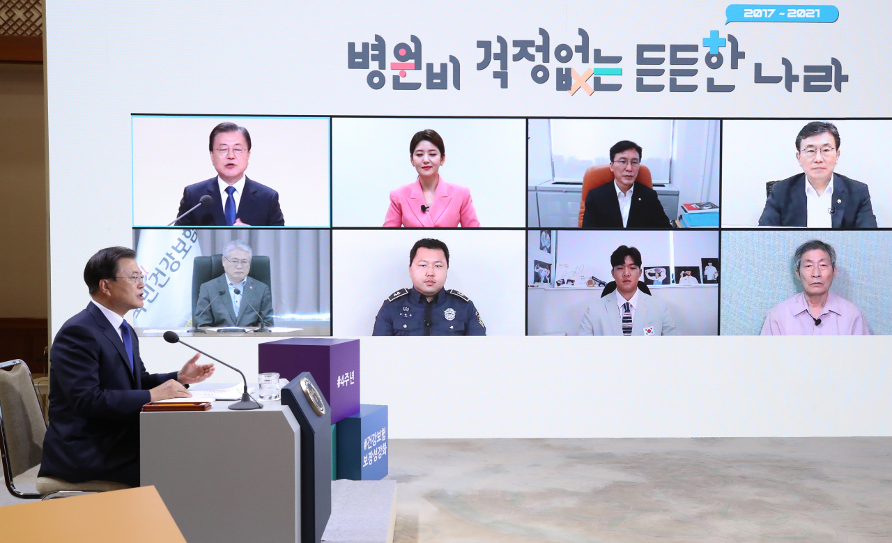 건강보험의 보장성을 강화하는 이른바 ‘문재인 케어’가 시작된후 상급종합병원의 건강보험 보장률이 2017년 65.1%에서 2019년 69.5%로, 종합병원은 63.8%에서 66.7%로 상승하는 등 일정부문 성과를 냈다. 문재인 대통령이 지난 12일 청와대 본관에서 화상을 통해 열린 건강보험 보장성 강화대책 4주년 성과 보고대회에서 인사말을 하고 있다. [연합]