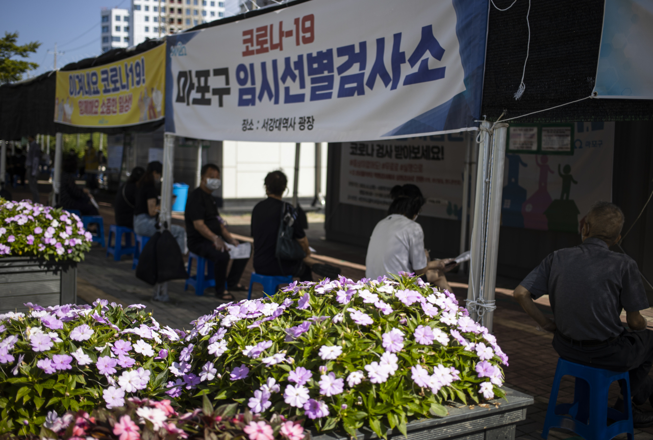 19일 오전 서울 마포구 서강대역사 광장 임시선별검사소에서 시민들이 검사를 받기 위해 대기하고 있다. 중앙방역대책본부는 이날 0시 기준 신규 확진자가 2천152명 늘어 누적 23만808명이라고 밝혔다. 연합뉴스