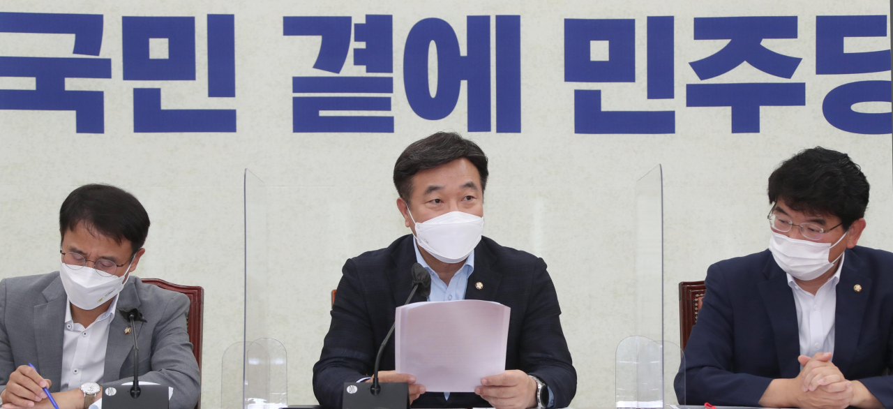 더불어민주당 윤호중 원내대표(가운데)가 19일 서울 여의도 국회에서 열린 정책조정회의에서 발언하고 있다. 연합뉴스