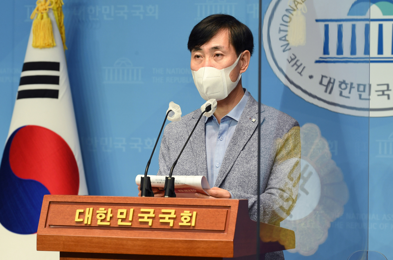국민의힘 대선 예비후보인 하태경 의원이 19일 국회 소통관에서 1인 가구 차별 개선, 아이 키우며 일 하기 좋은 나라 등 인구정책 방향 전환 공약을 발표하고 있다. 연합뉴스