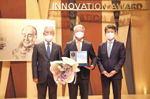 (오른쪽부터) 정몽규 HDC그룹 회장과 이상엽 교수, 김철수 포니정재단 이사장이 18일 서울 강남구 삼성동 아이파크타워 포니정홀에서 상패 전달식을 마친 뒤 기념촬영을 하고 있다. [HDC현대산업개발 제공]