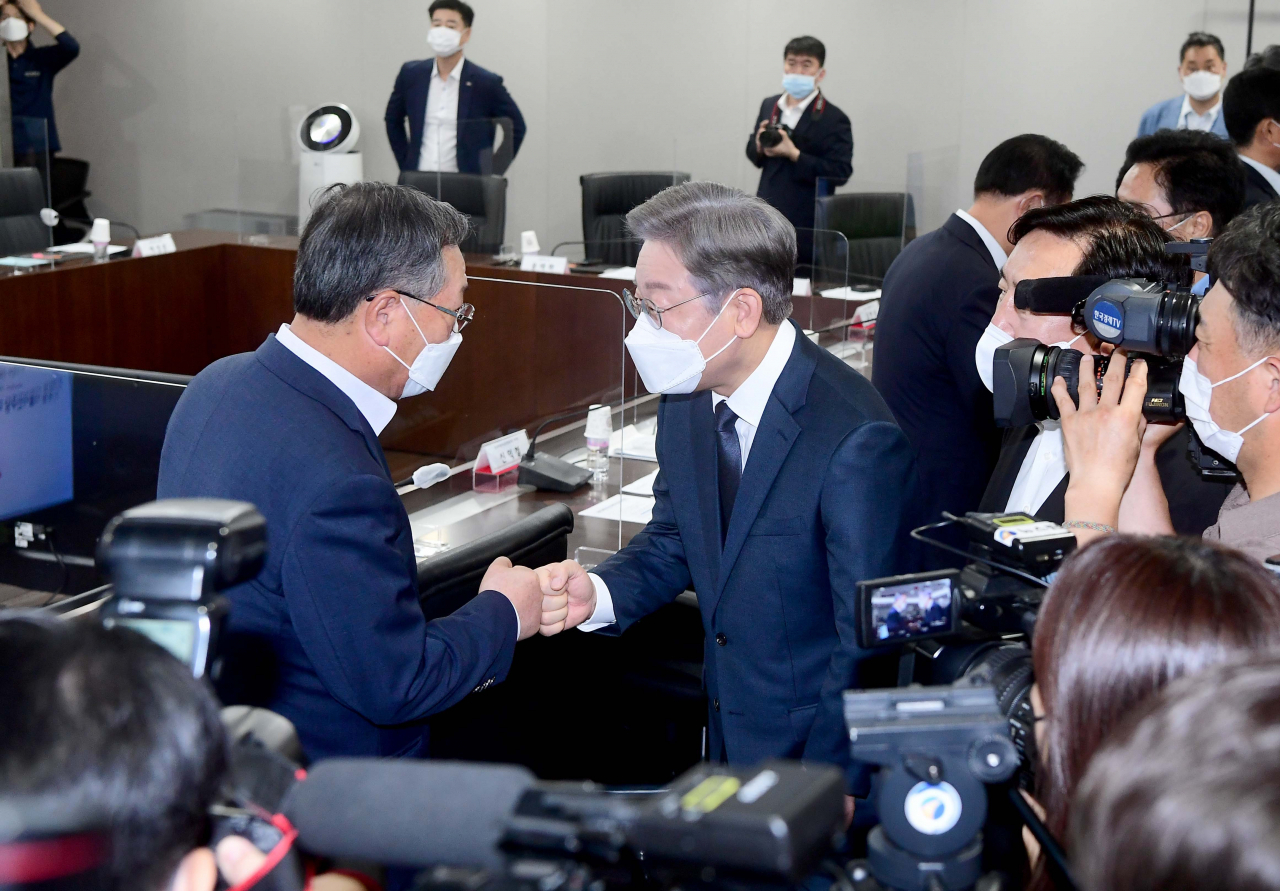 이재명 더불어민주당 대선 경선 후보가 19일 서울 여의도 중소기업중앙회에서 열린 '이재명 후보와 중소기업인 대화'에서 참석자들과 인사하고 있다. [연합]