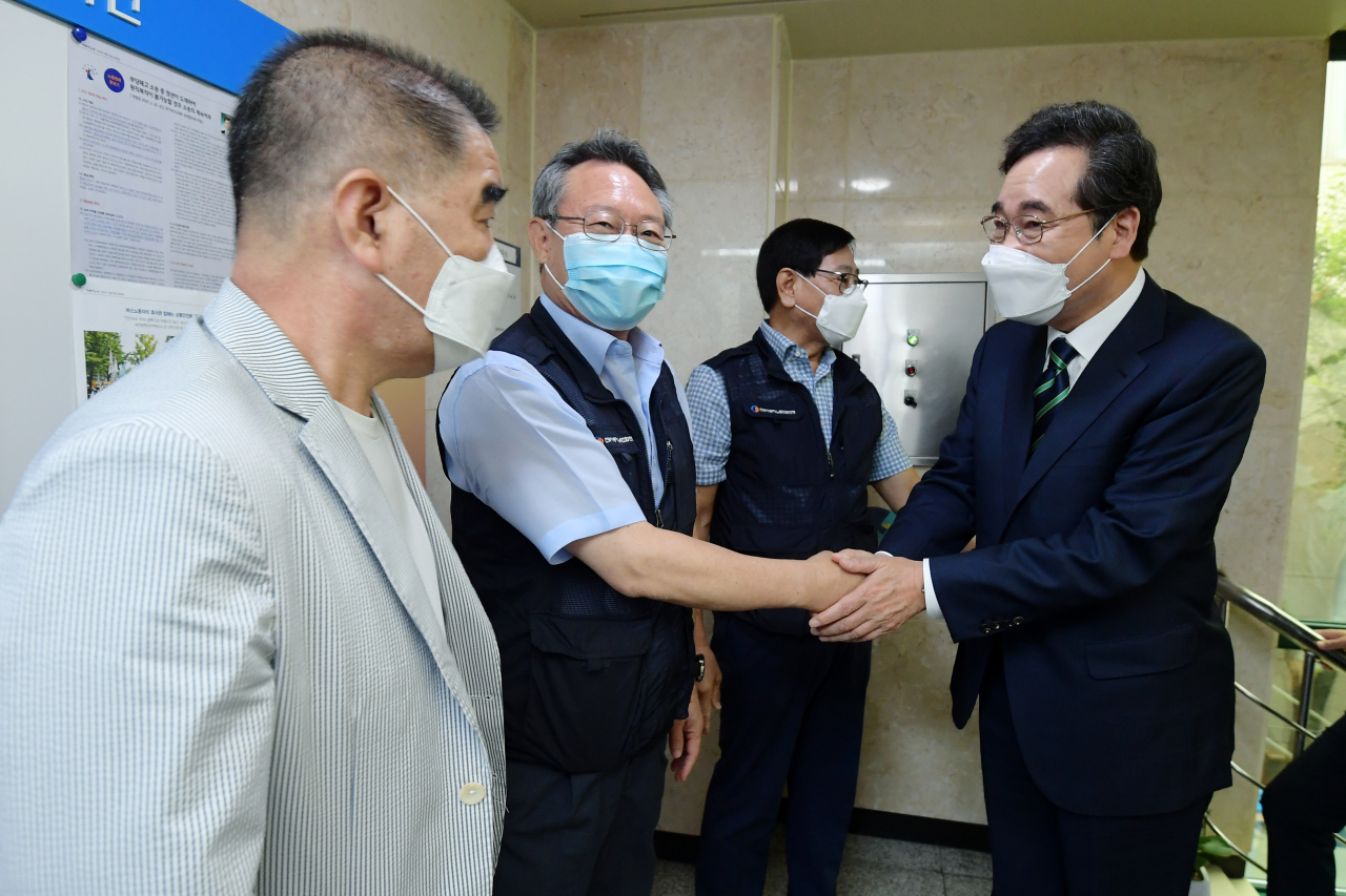이낙연 더불어민주당 대선 경선 후보가 19일 서울 서초구 전국자동차노동조합연맹에서 열린 전국자동차노련 임원진 간담회에 참석자들과 악수하고 있다. [연합]