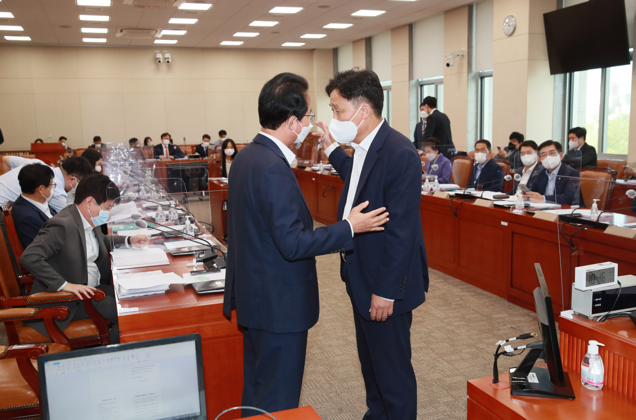 더불어민주당 소속 김영진 조세소위원장(오른쪽)과 국민의힘 류성걸 간사가 19일 서울 여의도 국회에서 열린 기획재정위원회 조세소위원회에서 논의하고 있다. 연합뉴스