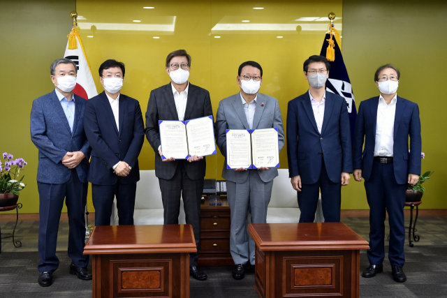 박형준(왼쪽 세번째) 부산시장과 최삼섭(왼쪽 네번째) 대원플러스그룹 회장이 19일 협약을 맺고 황령산유원지 개발을 위해 힘을 모으기로 했다. [부산시 제공]