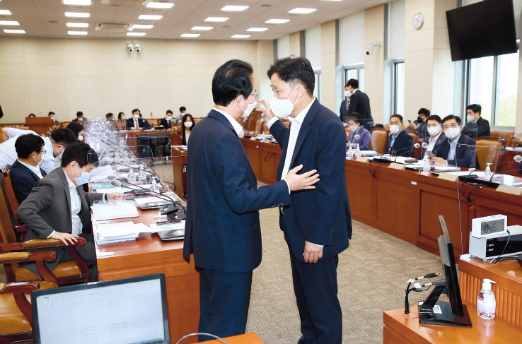 김영진 더불어민주당 조세소위원장(오른쪽)과 국민의힘 류성걸 간사가 19일 국회에서 열린 기획재정위원회 조세소위원회에서 논의하고 있다. 이상섭 기자