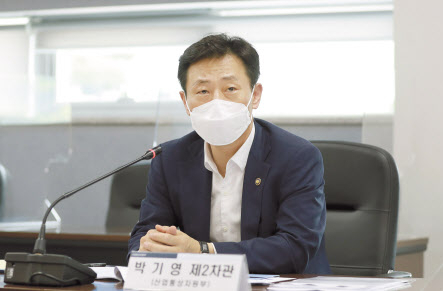 박기영 산업통상자원부 2차관(에너지전담 차관)이 18일 대전시 유성구 한국에너지기술연구원에서 열린 ‘청정수소 관련 산업계 간담회’에서 인사말을 하고 있다. [산업통상자원부 제공]