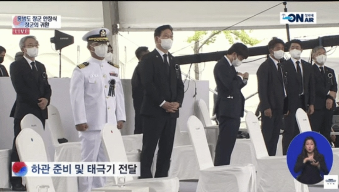 지난 18일 홍범도 장군의 유해 안장식에 참석한 이준석 국민의힘 대표(가운데). [대한민국 청와대 유튜브 캡처]