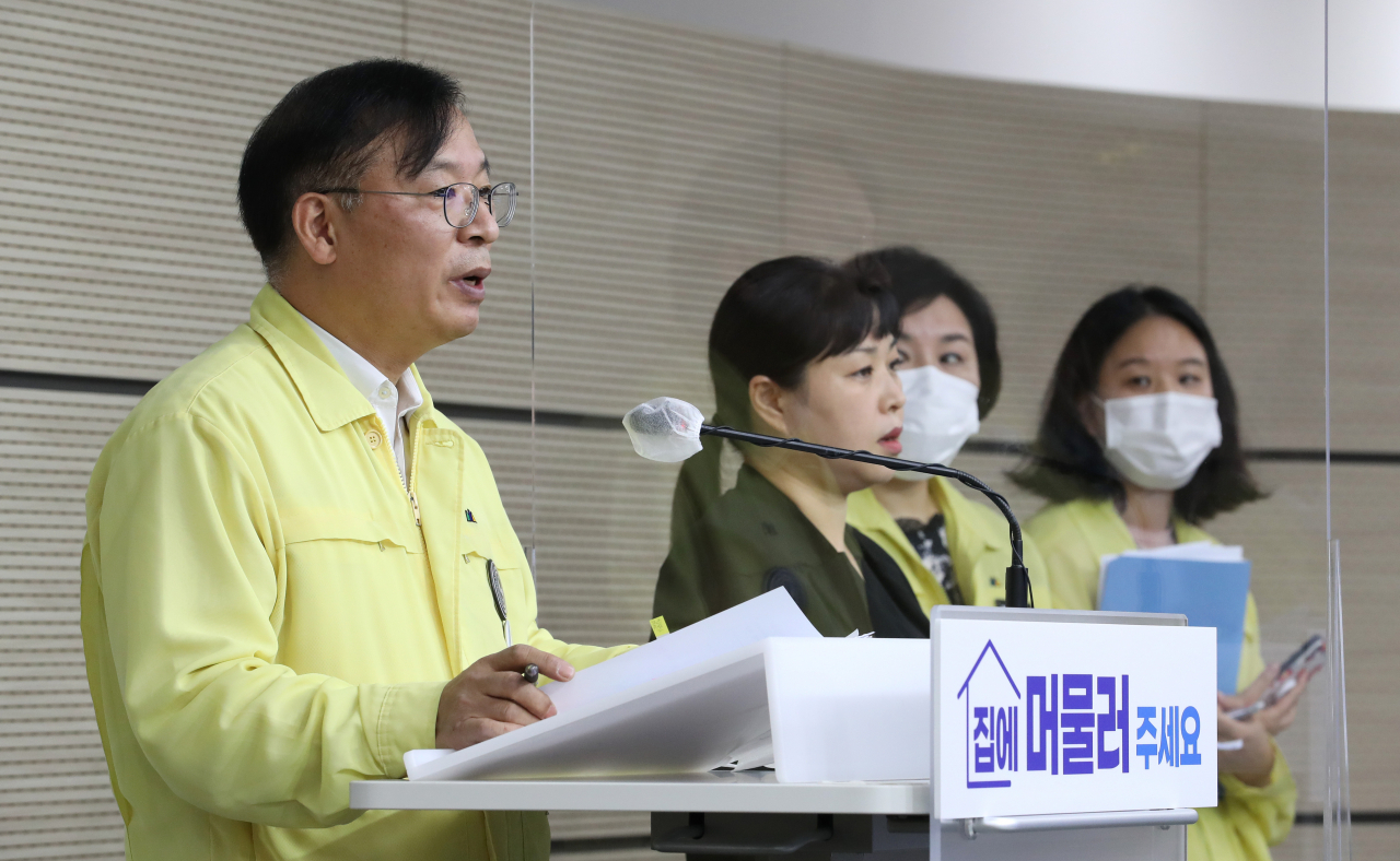 강도태 중앙재난안전대책본부 제1총괄조정관(보건복지부 2차관)이 지난 17일 오전 세종시 정부세종청사에서 열린 코로나19 대응 중앙재난안전대책본부 정례브리핑을 통해 백신 공급 차질 문제를 해결하기 위해 방문했던 미국 모더나사와의 논의 결과 발표를 마친 뒤 취재진의 질문에 답변하고하고 있다. [연합]