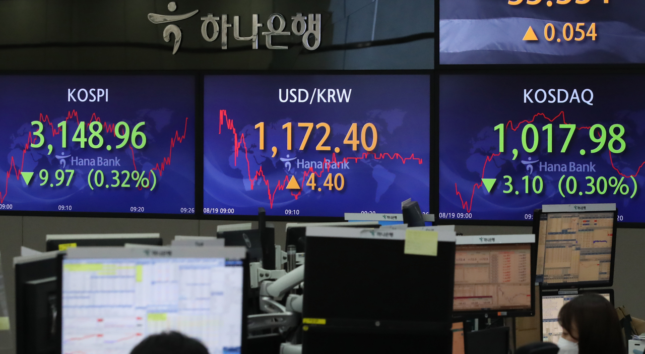 [사진=19일 오전 서울 중구 하나은행 본점 딜링룸 모니터에 원/달러 환율이 표시되고 있다. 이날 서울 외환시장에서 원/달러 환율은 5.0원 오른 1173.0원에 개장했다.] [연합]