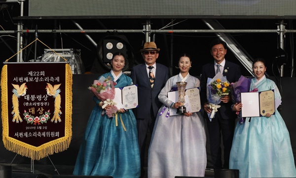 2019년 열린 제22회 서편제보성소리축제 전국 판소리 경연대회 명창부 대상 수상자인 김미진(가운데) 씨와 최우수상(강민지), 우수상(오미나) 등 명창 입상자들이 조상현 명창(왼쪽 두번째)과 김철우 군수(네번째)와 함께 기념촬영을 하고 있다. [보성군 제공]
