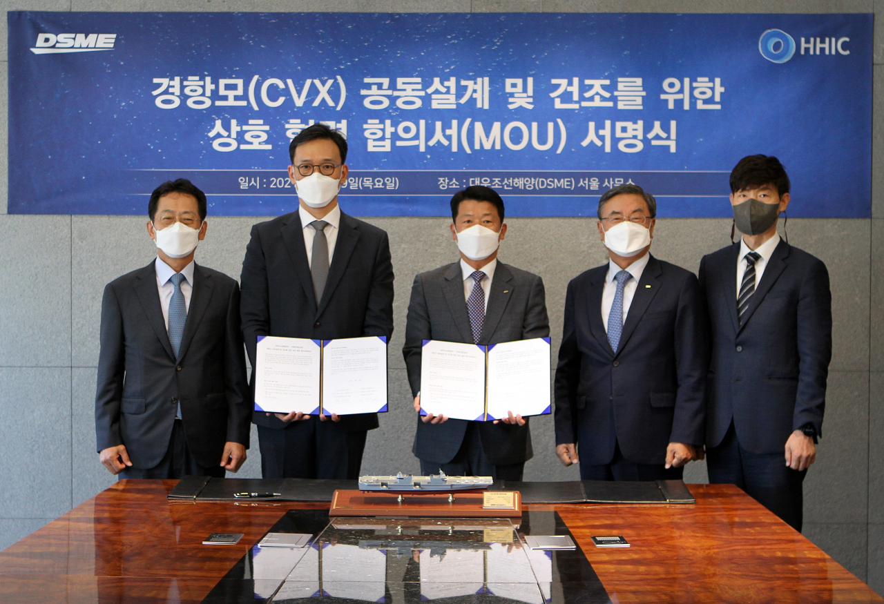대우조선해양과 한진중공업이 19일 서울 사옥에서 대우조선해양 이성근 사장(오른쪽에서 두번째), 한진중공업 이병모 사장(왼쪽 첫번째) 등 양사 관계자들이 참석한 가운데 경항모 공동설계 및 건조를 위한 상호 협력 합의서 서명식을 개최했다. [사진제공 대우조선해양]