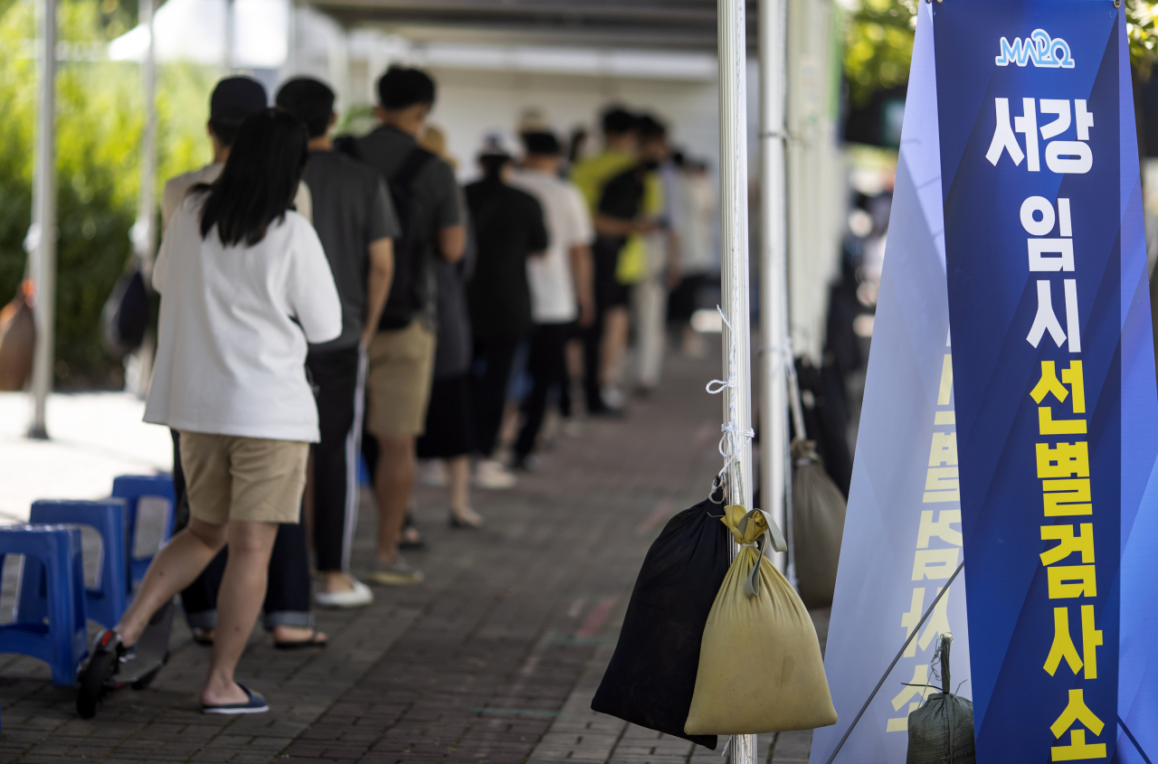 19일 오전 서울 마포구 서강대역사 광장 임시선별검사소에서 시민들이 검사를 받기 위해 대기하고 있다. [연합]