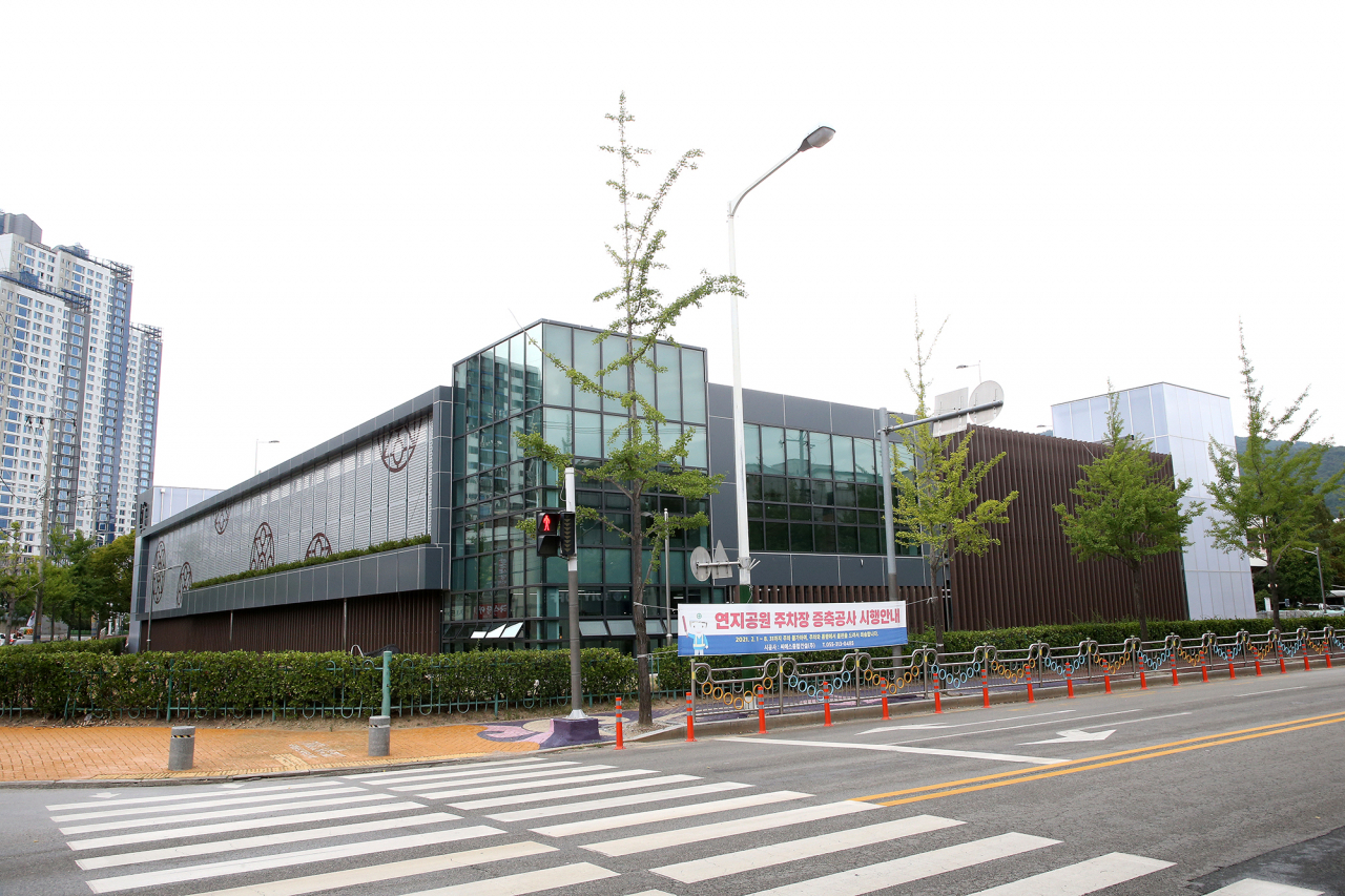김해 연지공원 주차타워 [김해시 제공]