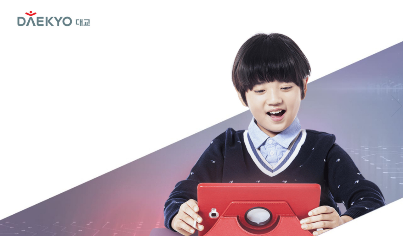 초등학생이 대교의 AI 스마트학습 브랜드 '써밋'으로 공부하고 있다.