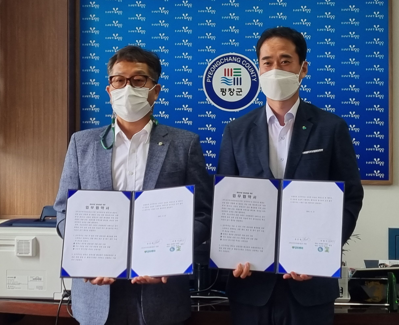 평창군관광펜션연합회 이천기 회장(좌), 모두투어 상품본부 조재광 본부장 간 협약식. 이회장의 표정에서 모종의 결기가 느껴진다.