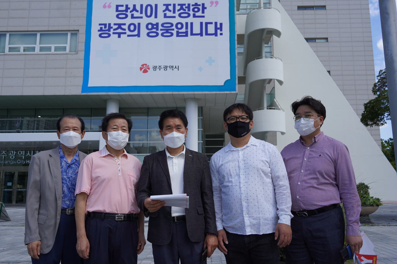 벼랑 끝에 내몰린 자영업 사장님들은 절박한 심정으로 자율방역, 영업시간 규제 완화 등을 촉구하고 나섰다. [서인주 기자]