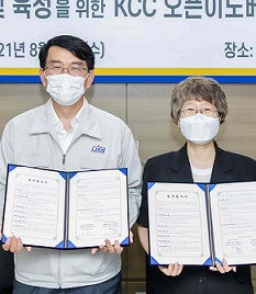 KCC 이웅노 경영전략부문장(왼쪽)과 서울창경센터 황윤경 센터장이 지난 18일 KCC 서울 서초사옥에서 업무협약을 맺고 있다. [KCC 제공]