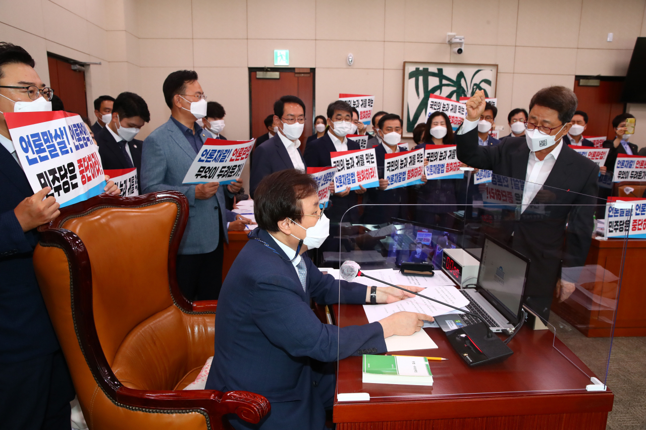 [헤럴드경제=이상섭 기자] 국민의힘 이달곤 간사(오른쪽)와 의원들이 19일 서울 여의도 국회 문화체육관광위원회에서 언론중재법 개정안 의결을 앞둔 전체회의에서 도종환 위원장의 회의 진행를 막았지만, 도 위원장은 기립표결을 진행했다.