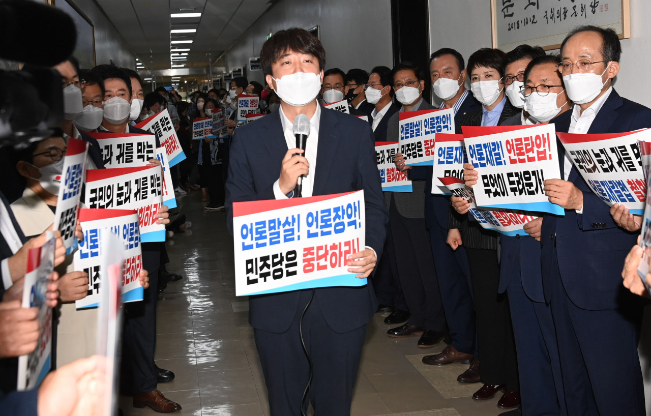 Lee Jun-seok, head of the main opposition People Power Party, stages a protest with lawmakers Thursday inside the National Assembly in Yeouido, western Seoul, to oppose the ruling Democratic Party of Korea’s push to enact a bill that would penalize journalists and media outlets for “fake news.” (Yonhap)